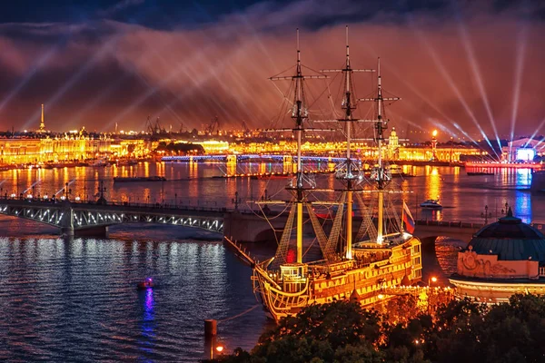 在圣彼得堡的红帆庆典 传统的毕业生假期 — 图库照片