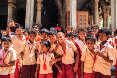 Hint öğrenciler Sri Ranganathaswamy Tapınağı. Seçici odak, hareket bulanıklığı. Trichy, Tamil Nadu, Güney Hindistan - 24 Şubat 2017.