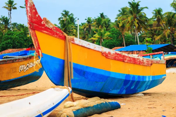 Çok renkli tekneler bir balıkçı köyü. Varkala, Kerala Devlet, Güney Hindistan - 31 Mart 2017.