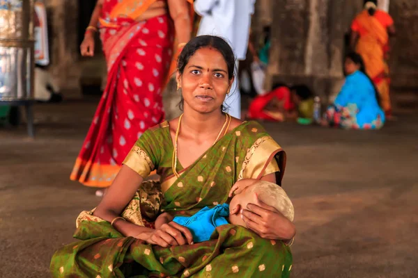 Hintli kadın içinde tapınak, Sri Ranganathaswamy Trichy, Tamil Nadu, Güney Hindistan - 24 Şubat 2017.