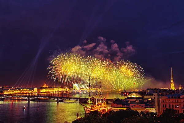 Feux d'artifice à Saint-Pétersbourg . — Photo