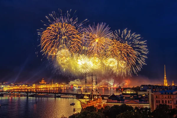 Feux d'artifice à Saint-Pétersbourg . — Photo