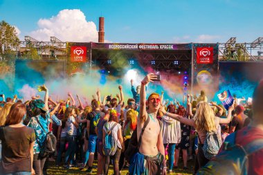 Renkler Holi festival. St Petersburg, Rusya Federasyonu - 10 Haziran 2017.