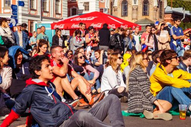 St Petersburg, Rusya - 3 Temmuz 2018: futbol fan bölgedeki hayranları. Fifa Dünya Kupası 2018. Seçici odak.