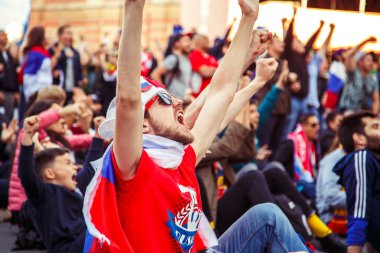St Petersburg, Rusya Federasyonu - 3 Temmuz 2018: futbol fan bölgedeki hayranları hedef sevinirler. Fifa Dünya Kupası 2018.