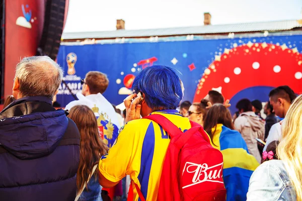 Petersburg Oroszország 2018 Július Rajongó Futball Fan Zone Beszélni Telefonon — Stock Fotó