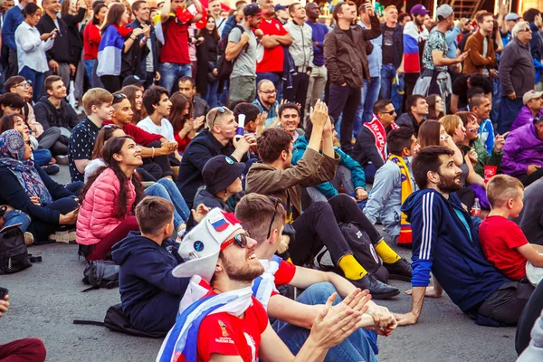 St Petersburg, Rusya Federasyonu - 3 Temmuz 2018: futbol fan bölgedeki hayranları hedef sevinirler. Fifa Dünya Kupası 2018.