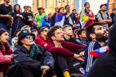 St Petersburg, Rusya - 3 Temmuz 2018: futbol fan bölgedeki hayranları. Fifa Dünya Kupası 2018. Seçici odak.