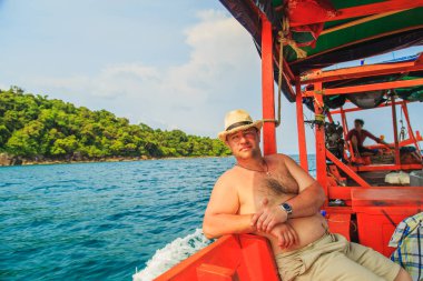 Geleneksel Kamboçya tekne turist. Eğlence ve macera kavramı.