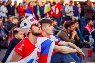 St Petersburg, Rusya - 3 Temmuz 2018: futbol fan bölgedeki hayranları. Fifa Dünya Kupası 2018. Seçici odak.