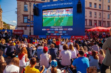 St Petersburg, Rusya - 3 Temmuz 2018: futbol fan bölgedeki hayranları. Fifa Dünya Kupası 2018. Seçici odak.