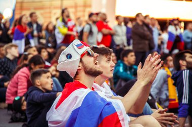 St Petersburg, Rusya Federasyonu - 3 Temmuz 2018: futbol fan bölgedeki hayranları hedef sevinirler. Fifa Dünya Kupası 2018.