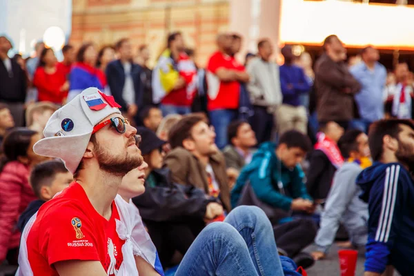 St Petersburg, Rusya - 3 Temmuz 2018: futbol fan bölgedeki hayranları. Fifa Dünya Kupası 2018. Seçici odak.