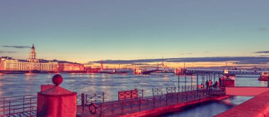 Palace Bridge ve Peter ve Paul Katedrali açın. Beyaz gece St. Petersburg. Panoramik görünüm.