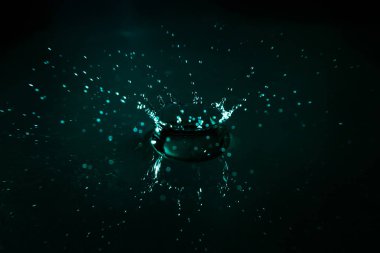 Su damla sıçrama. Renk arka plan, makro, yakın çekim. Seçici odak.