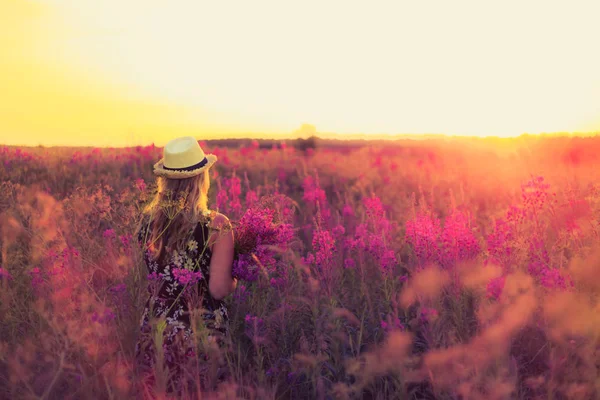 Mädchen Einem Blumenfeld Genießt Die Natur Bei Sonnenuntergang — Stockfoto