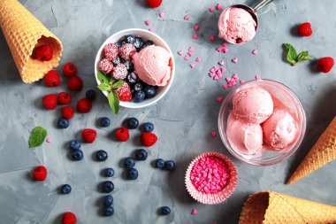 Çilekli dondurma farklı meyveler ve gri bir arka plan üzerine nane ile.