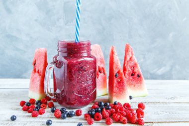 Karpuz ahududu ve yaban mersini taze. Sağlıklı gıda. Seçici odak, kopya alanı.