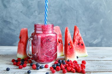 Karpuz ahududu ve yaban mersini taze. Sağlıklı gıda. Seçici odak, kopya alanı.