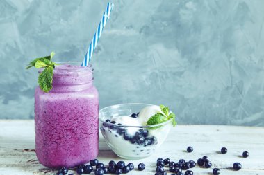 Yaban mersini smoothies dondurma, nane ve gri bir arka plan kopya alanı üzerinde çilek ile.