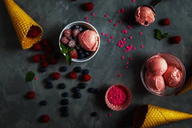 Çilekli dondurma farklı meyveler ve gri bir arka plan üzerine nane ile.