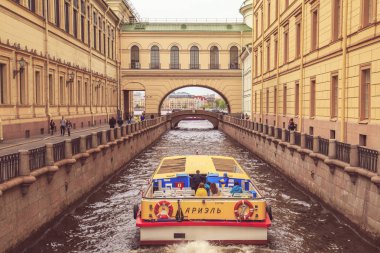 Köprü Kış Kanal binalar Ermitage Müzesi yakınında. St. Petersburg, Rusya Federasyonu - 27 Mayıs 2017.