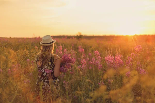 Dívka Květinovém Poli Příroda Západ Slunce Tónovaný — Stock fotografie