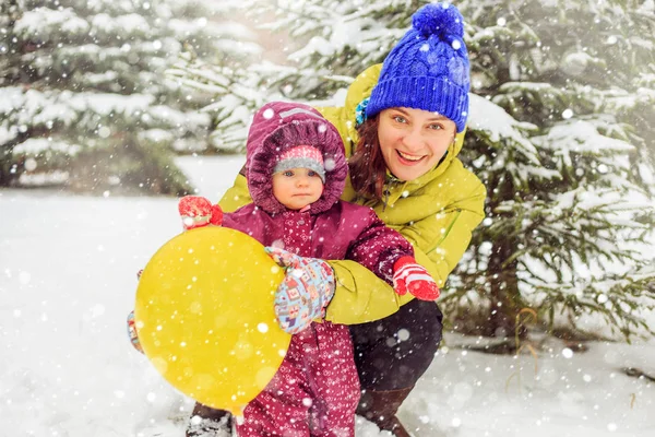 엄마와 아기는 겨울 공원 연주. — 스톡 사진