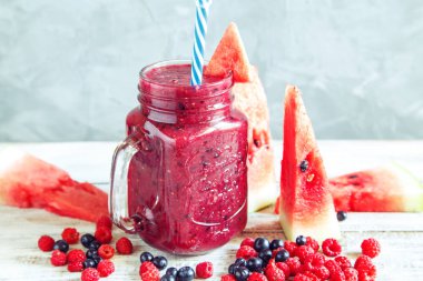 Karpuz ahududu ve yaban mersini taze. Sağlıklı gıda. Seçici odak, kopya alanı.