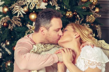 Mutlu aile Noel ağacı yakınındaki hayattan zevk.