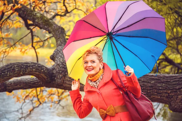 Joyeuse Femme Blonde Avec Parapluie Dans Parc Automne — Photo