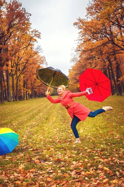 Radostné Blond Žena Deštníkem Podzimní Park — Stock fotografie