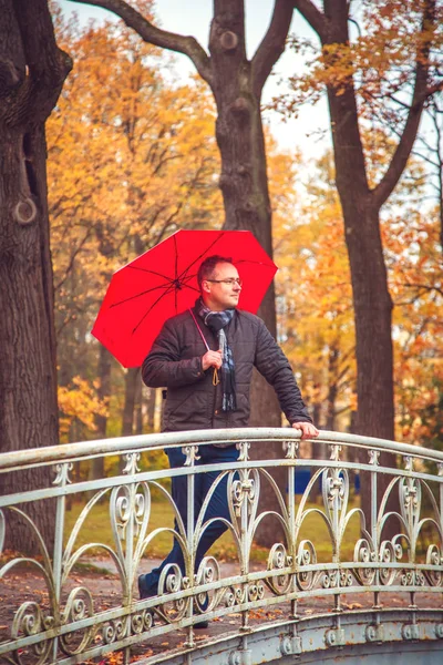 Homme Mûr Avec Parapluie Dans Parc Automne — Photo