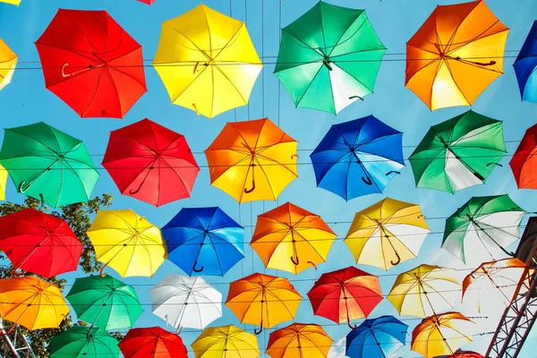 Veelkleurige Drijvende Paraplu Tegen Blauwe Hemel Sint Petersburg Rusland — Stockfoto