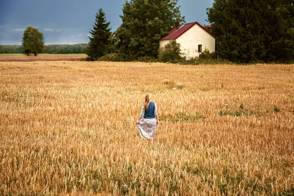 Красивая Блондинка Платье Пшеничном Поле Летний Сбор — стоковое фото