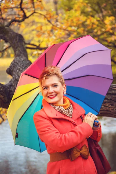 Joyeuse Femme Blonde Avec Parapluie Dans Parc Automne — Photo