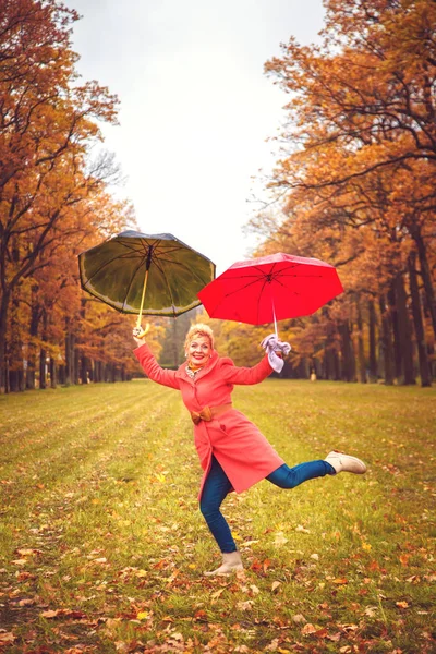 Radostné Blond Žena Deštníkem Podzimní Park — Stock fotografie