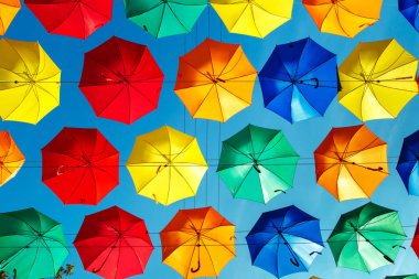 Şemsiye mavi gökyüzüne karşı yüzen necklac. Saint-Petersburg, Rusya Federasyonu.