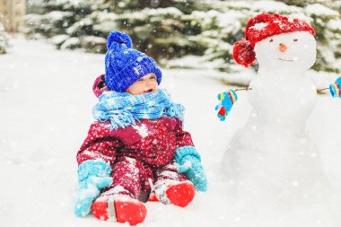 Küçük kız kış Park. Kış eğlenceli, mutlu çocukluk.