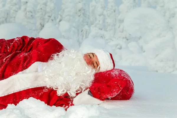 Zmęczony Mikołaj Zasnął Świeżym Powietrzu Wspaniały Krajobraz Pokryte Śniegiem — Zdjęcie stockowe