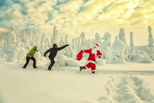 Jultomten Med Påse Smiter Från Människor Rörelseoskärpa Magnifika Snötäckta Landskapet — Stockfoto