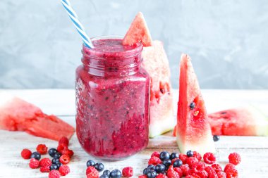 Karpuz ahududu ve yaban mersini taze. Sağlıklı gıda. Seçici odak, kopya alanı.