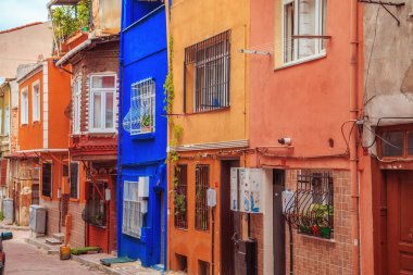 Istanbul, Türkiye - 27 Eylül 2018. Balat bölgesinde renkli evleri. 