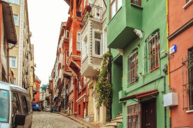 Istanbul, Türkiye - 27 Eylül 2018. Balat bölgesinde renkli evleri. 