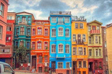 Istanbul, Türkiye - 27 Eylül 2018. Balat bölgesinde renkli evleri. 