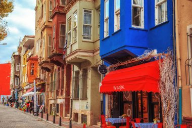 Istanbul, Türkiye - 27 Eylül 2018. Balat bölgesinde renkli evleri. 