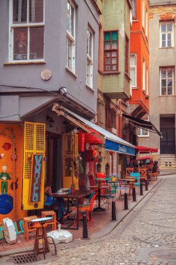 Istanbul, Türkiye - 27 Eylül 2018. Balat bölgesinde renkli evleri. 