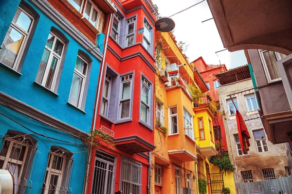Istanbul, Türkiye - 27 Eylül 2018. Balat bölgesinde renkli evleri. 
