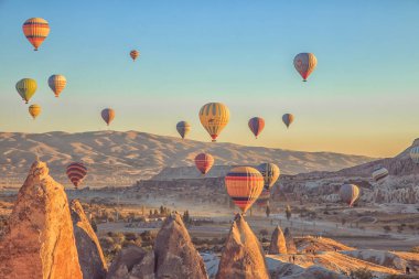 Orta Anadolu, Göreme, Türkiye - 22 Eylül 2018. Cappadocia üzerinde şaşırtıcı gündoğumu. Renkli sıcak hava balonları. 
