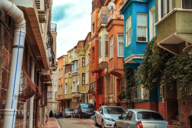Istanbul, Türkiye - 27 Eylül 2018. Balat bölgesinde renkli evleri. 